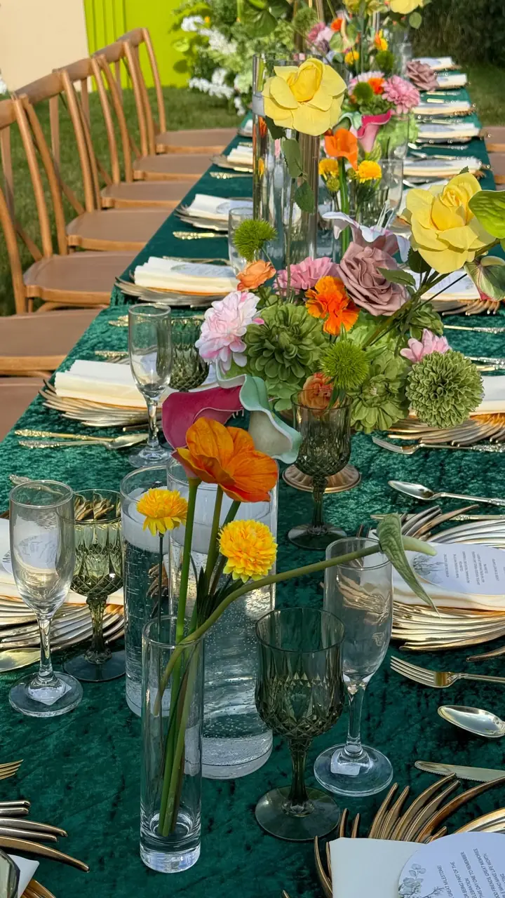 Outdoor 40th birthday table with florals
